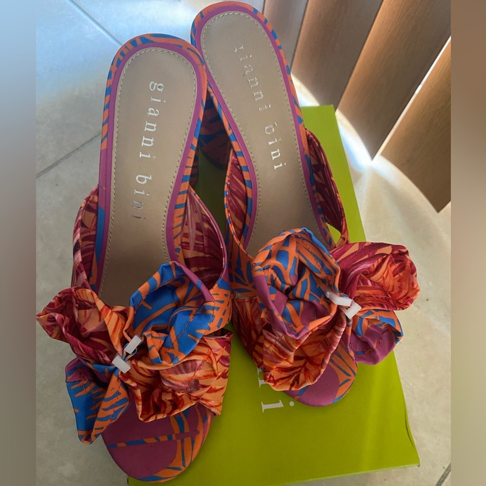 Gianni Bini, the Keily Palm Printed Bow Detail Block Heel